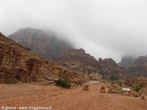 La nebbia avvolge il Monastero