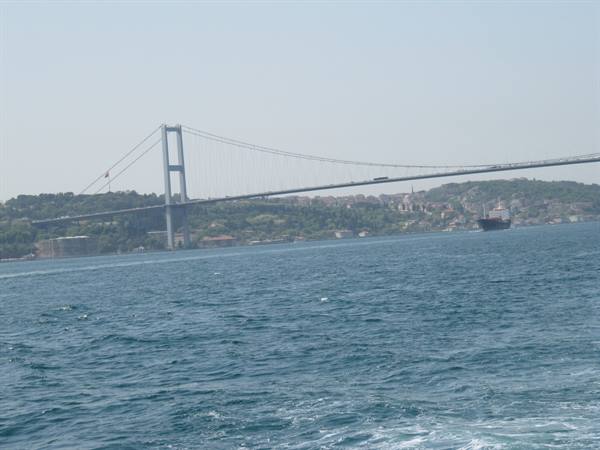 25 Ponte sospeso tra due continanti