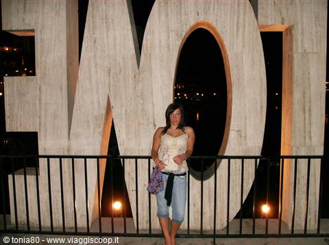 scultura LOVE sotto sopra