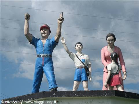 Statua Indonesiana della giusta famiglia