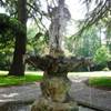 fontana di tritone nel giardo del castello ITALIA 
