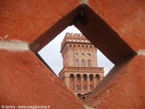 dettaglio foto particolare della torre del borgo