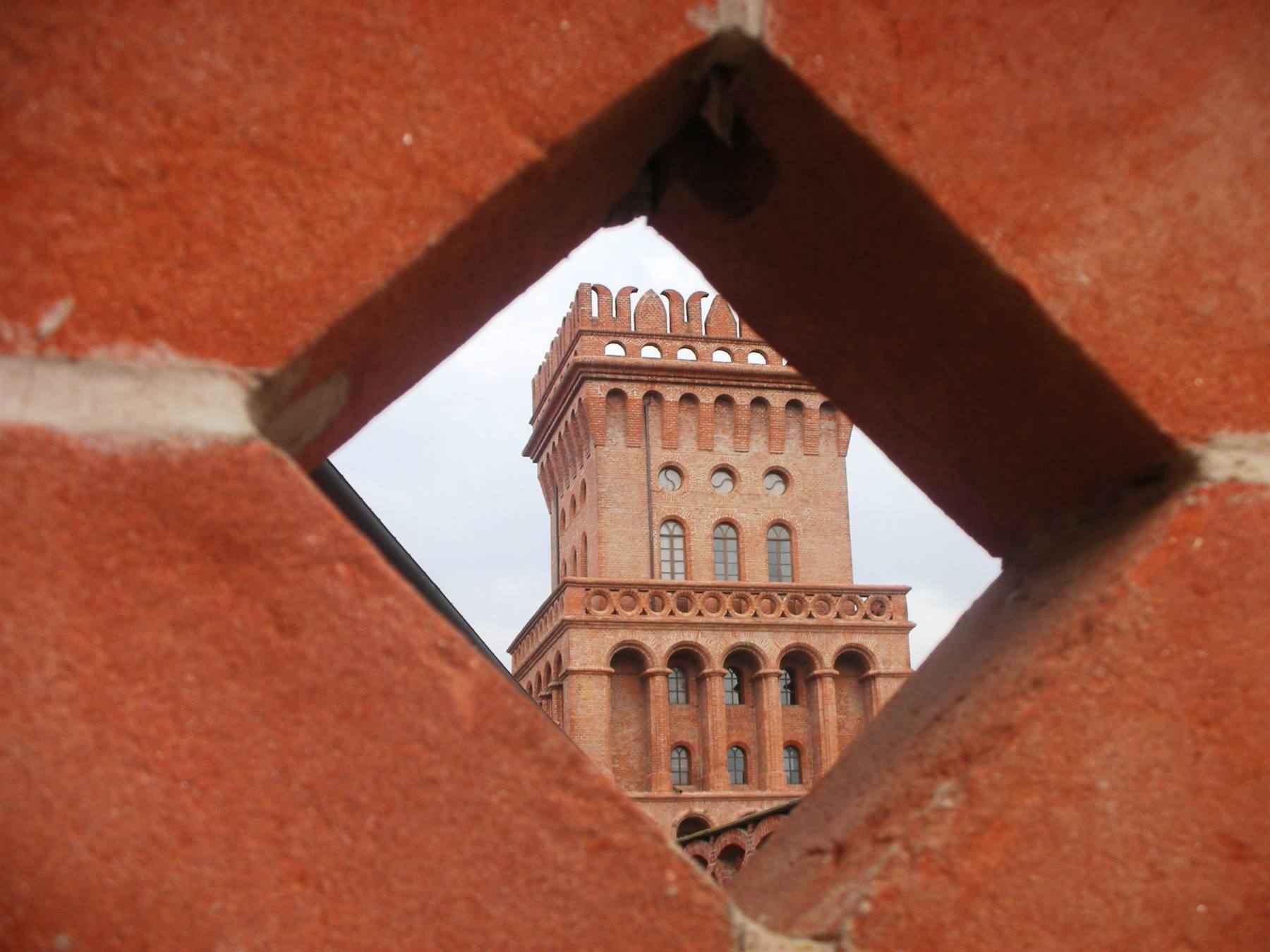 dettaglio foto particolare della torre del borgo