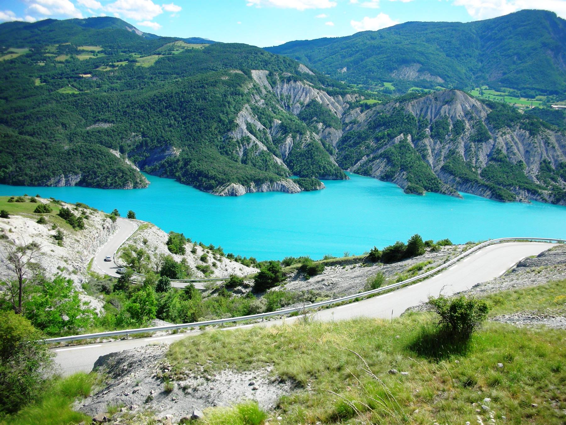 lago da una strada panormaica