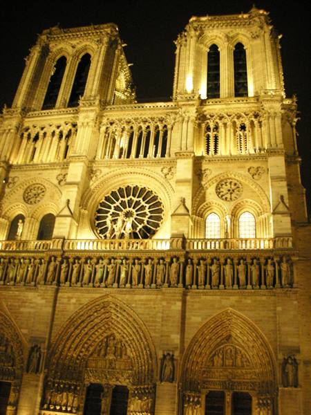 notre dame di notte