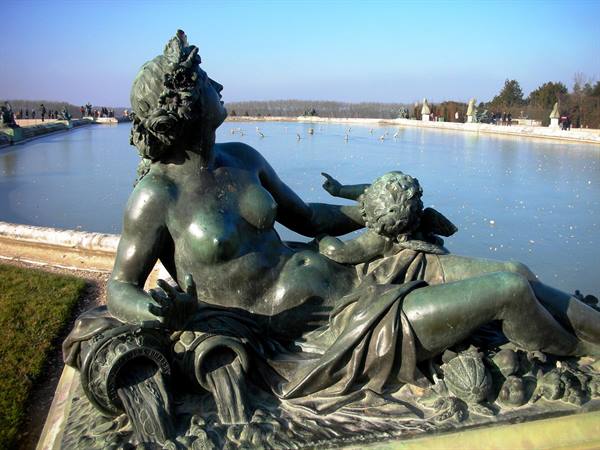 giardini di versailles, statua vicino alla fontana ghiacciata