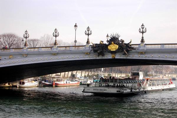 bateaux mouches parigino sulla senna 