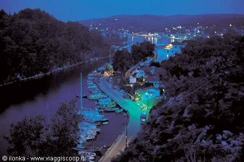 Vista notturna del porto di Gaios dall'alto