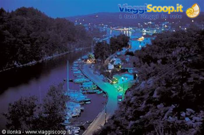 Vista notturna del porto di Gaios dall'alto