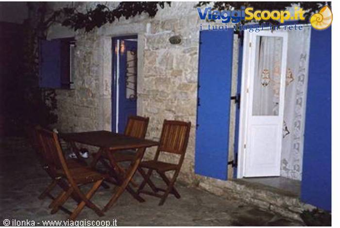 casa...il giardino...di notte. infissi greci.