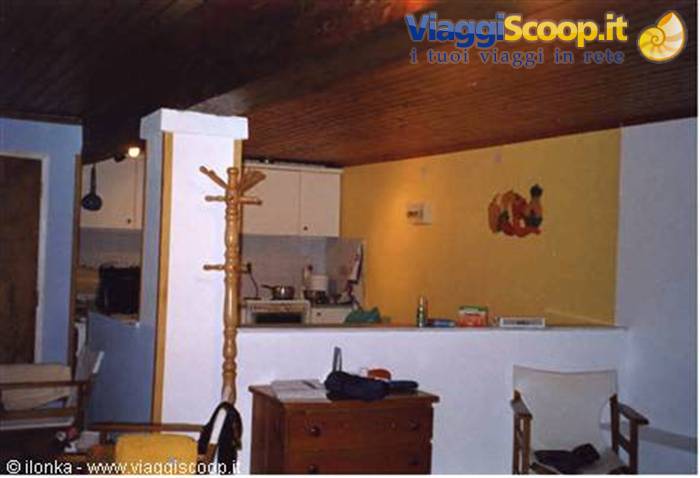 casa...vista della cucina ripresa dalla zona notte....