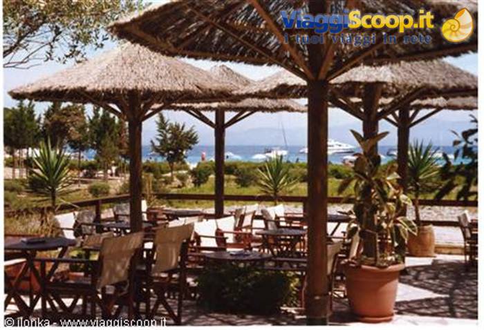 bar vicino alla spiaggia ad antipaxos....