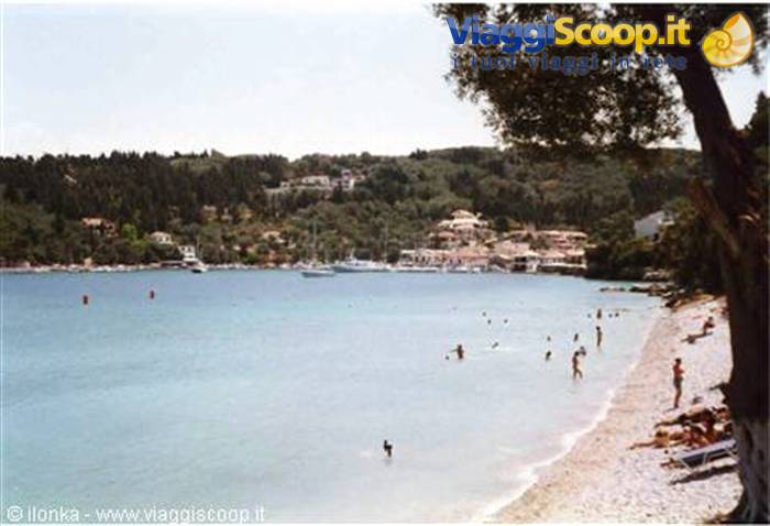 lakka, piccola citta' arroccata. vista dal mare