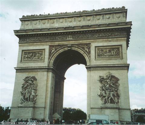 l'arco di trionfo sulla via piu' famosa di parigi