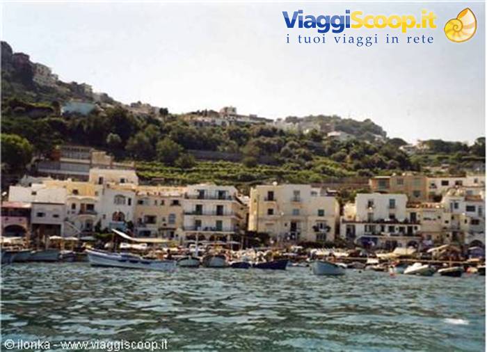 capri vista dal mare al nostro arrivo