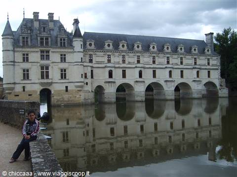 Tommy davanti al castello di chenonceau