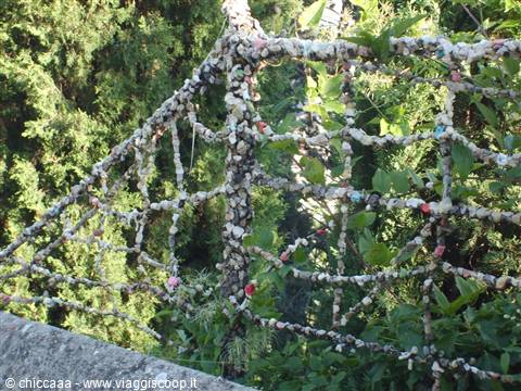 una simpatica decorazione di gomme da masticare - masticate - nei pressi della rocca maggiore