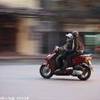 Uno dei 4 milioni di motorini a Saigon VIETNAM 