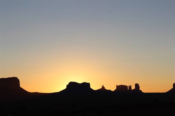 Alba sulla Monument Valley dal balcone della stanza del Gouldings Lodge