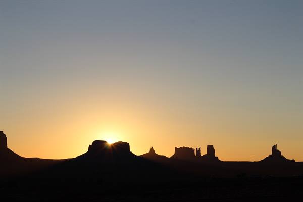Alba sulla Monument Valley dal balcone della stanza del Gouldings Lodge