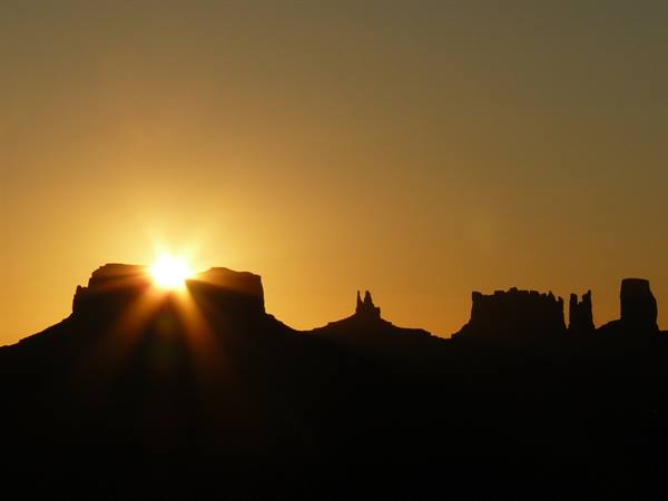 Alba sulla Monument Valley dal balcone della stanza del Gouldings Lodge