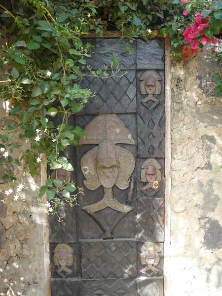 Porta di una villetta sull'isola di Ngor