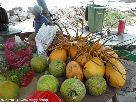 Banchi di frutta a Beau Vallon