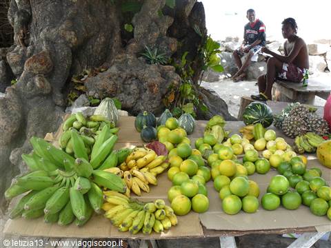 Banchi di frutta a Beau Vallon