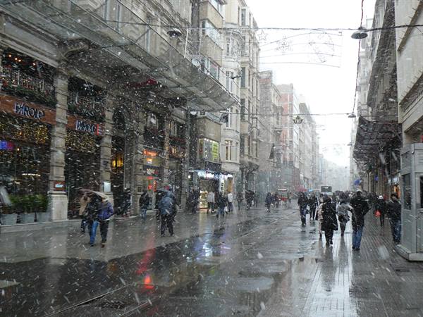Istiklal Caddesi sotto la neve