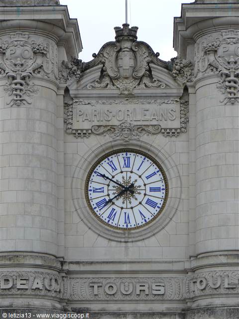 L'Orologio all'ingresso della stazione