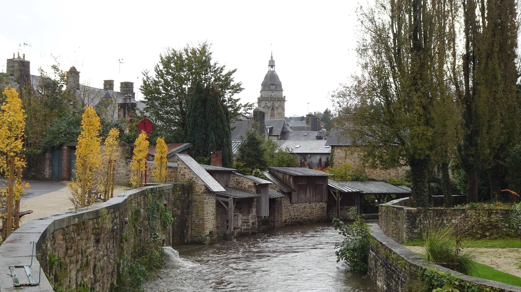 Un fiume silenzioso, vecchi lavatoi e un'autunno dorato.