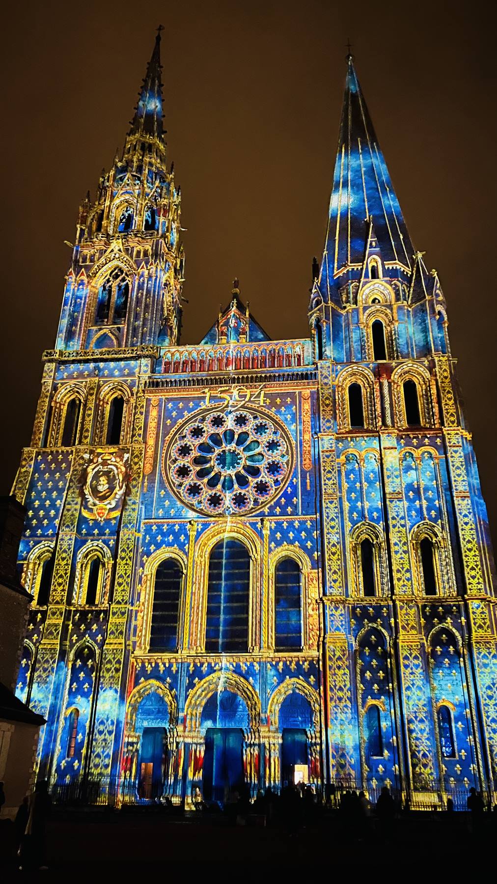 La cattedrale di Chartres si accende di luce e meraviglia.