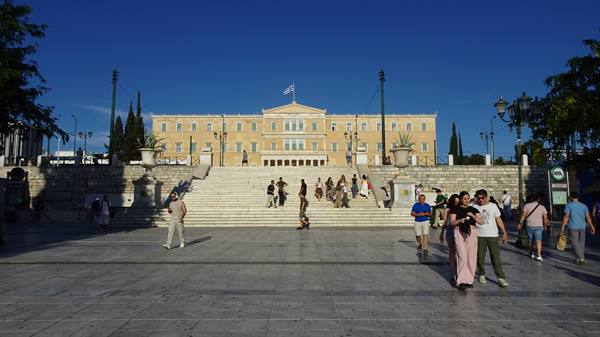 Pomeriggio dorato in Piazza Sintagma: Atene ci accoglie tutta.