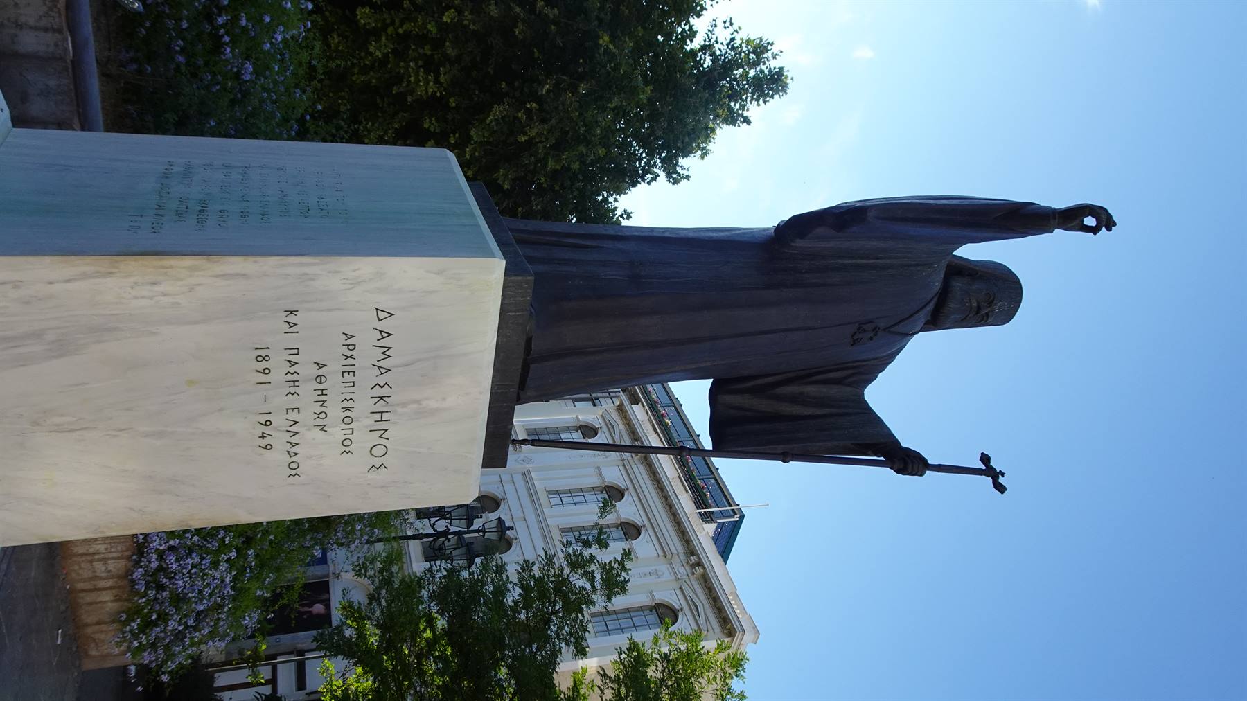 Incontriamo la statua del Damaskinos ad Atene, sotto un cielo azzurro.