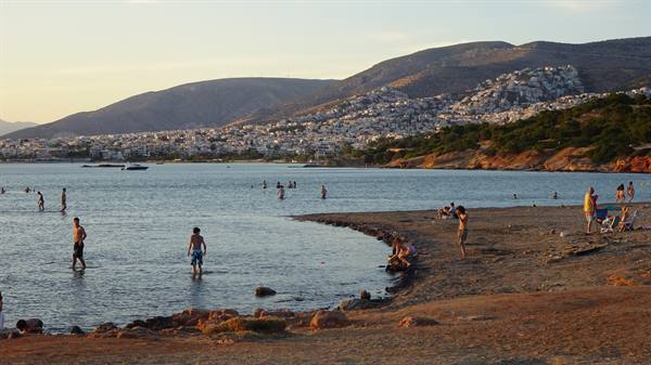Tramonto dorato sulla spiaggia, l'acqua calda e il cuore pieno di ricordi.