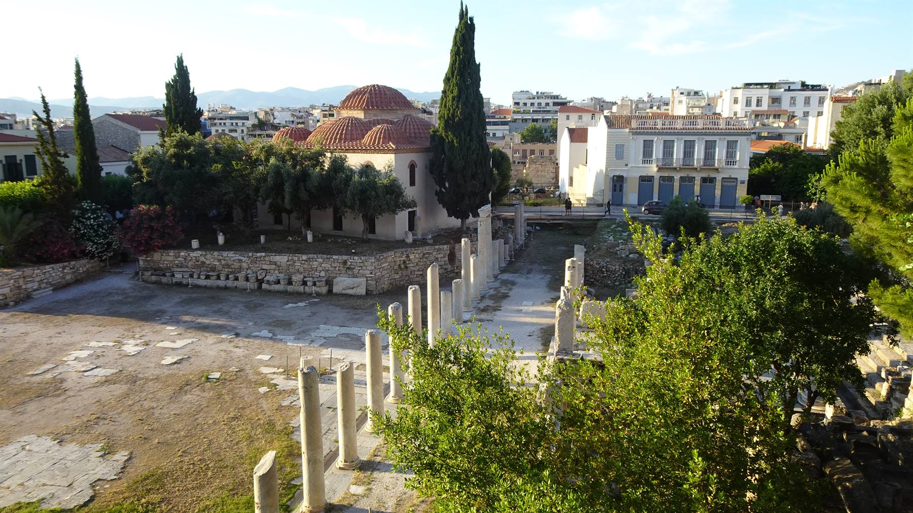 Antiche colonne al tramonto: il diario si riempie di Grecia.