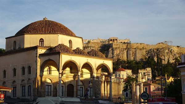 Tramonto dorato su Atene: il passato che sorride dall'Acropoli.