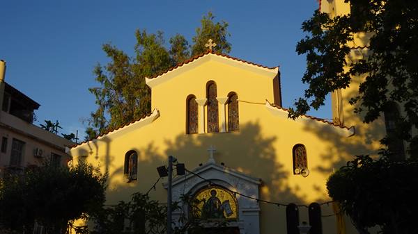 La luce dorata del tramonto accarezza questa piccola chiesa.