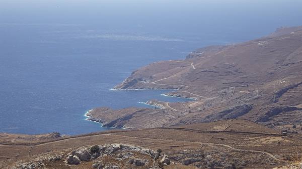 Il blu infinito del mare incontra le colline dorate dell'isola.