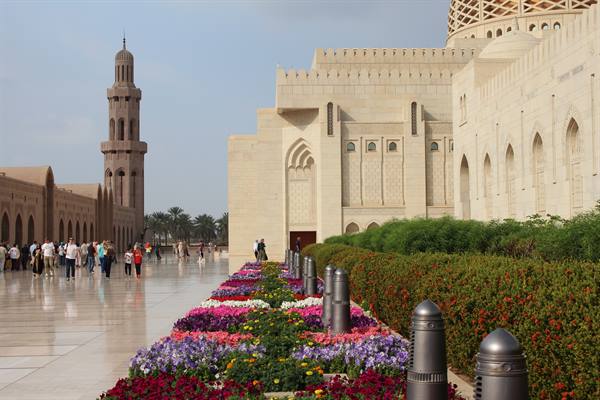Tra fiori e marmo bianco, il cuore della moschea mi ha conquistato.