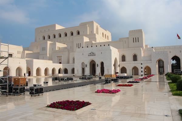 L'Opera House di Mascate, candida tra le rose. Sogno o realtà?