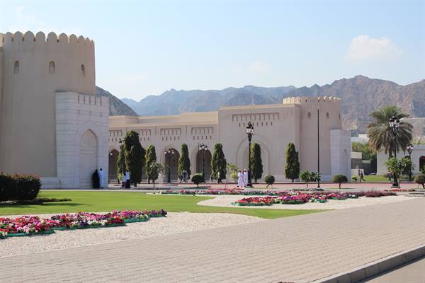 Forte bianco tra i fiori, montagne d'orizzonte: Oman ci accoglie.