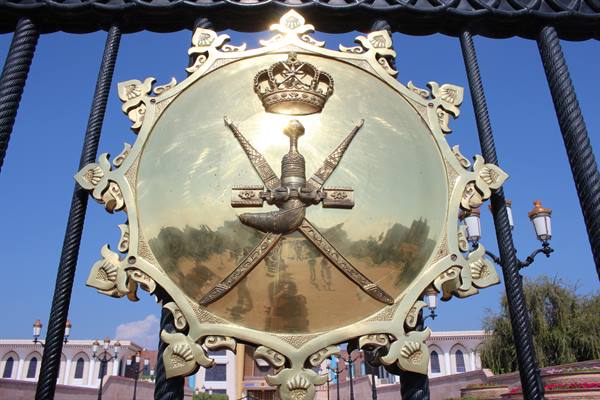 L'oro del sultano brilla nel cielo di Mascate: momento sospeso nel viaggio.