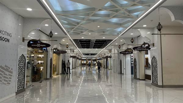 Lanterne e archi luminosi: un angolo d'Oriente che ti abbraccia.