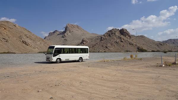 Il nostro pullmino solitario tra le montagne d'Oman, che meraviglia.