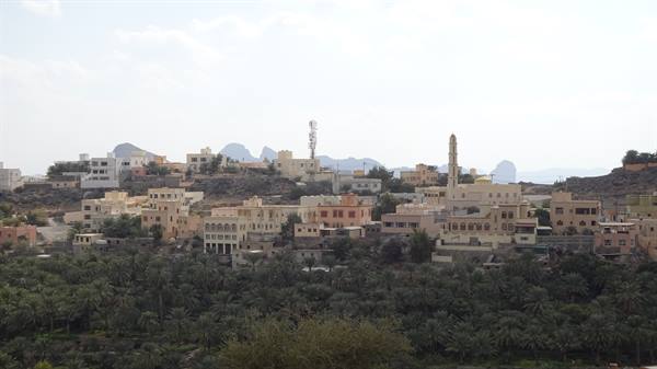 Il villaggio sorge tra le palme, il minareto veglia silenzioso.