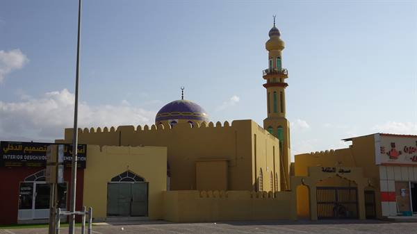 La moschea gialla splende al pomeriggio: un angolo di pace.