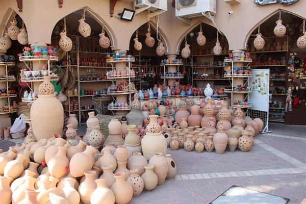 Perso tra vasi di terracotta e colori caldi del bazar.