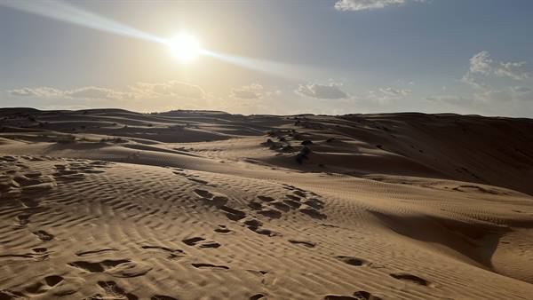 Impronte sulla sabbia, il sole ci accompagna tra le dune.