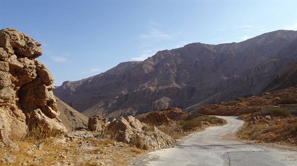 La strada ci scelta, tra montagne silenziose e cielo infinito.
